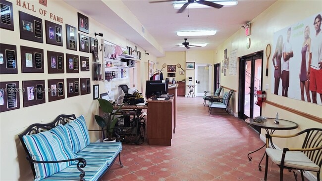 Building Photo - 650 Tennis Club Dr