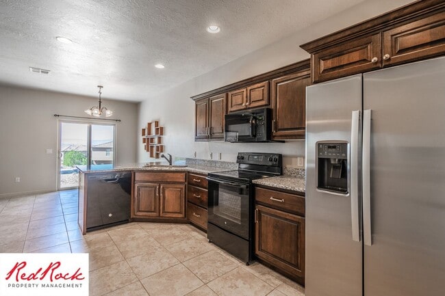 Building Photo - Lovely townhome with Community Pool!