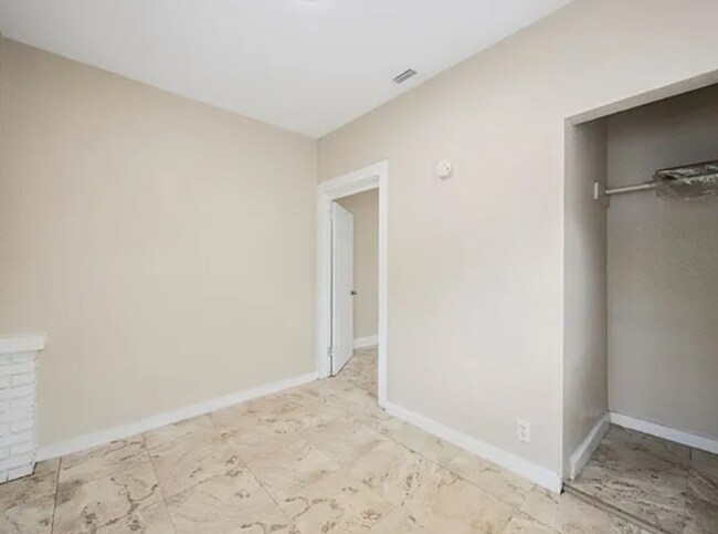 Building Photo - 548 Woodlawn St