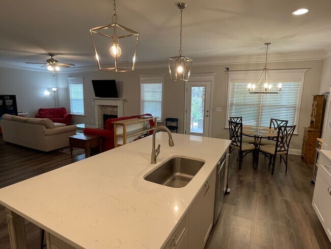 Building Photo - 819 Lost Grv Trl