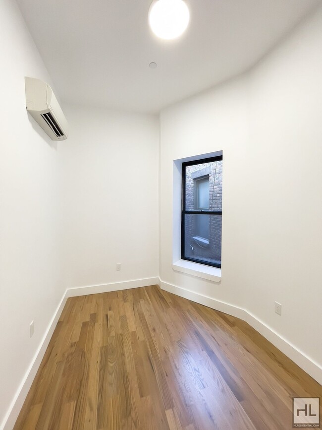 Building Photo - South Williamsburg / No Fee / Spacious 3-B...