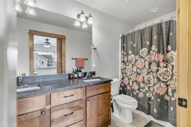 Building Photo - Furnished townhome w/ 2-car garage, backyard & EV charging