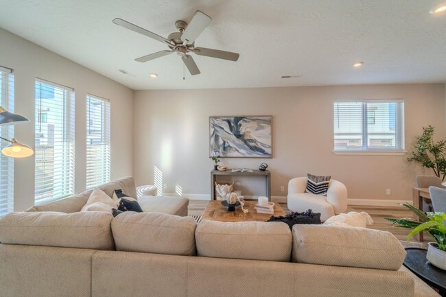Building Photo - Beautiful 3 bed 2 bath + Den Home in Desert Color! Corner Lot!!