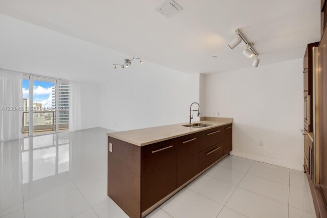 Building Photo - 465 Brickell Ave