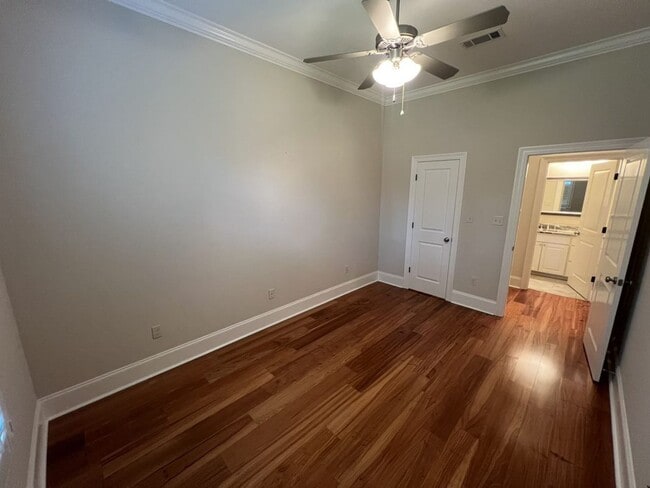 Building Photo - Trendy, 2 bedroom, 2 bathroom townhouse lo...