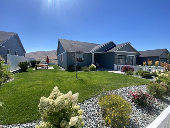 Primary Photo - 3 Bedroom, 2 Bath with Spectacular Views o...