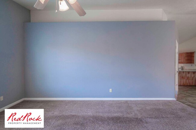 Building Photo - Dog Friendly - 3 Bedroom, 2 Bathroom Prope...