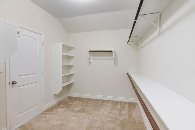 Building Photo - 3 Bed 2 Bath