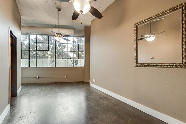 Building Photo - 2220 Canton St