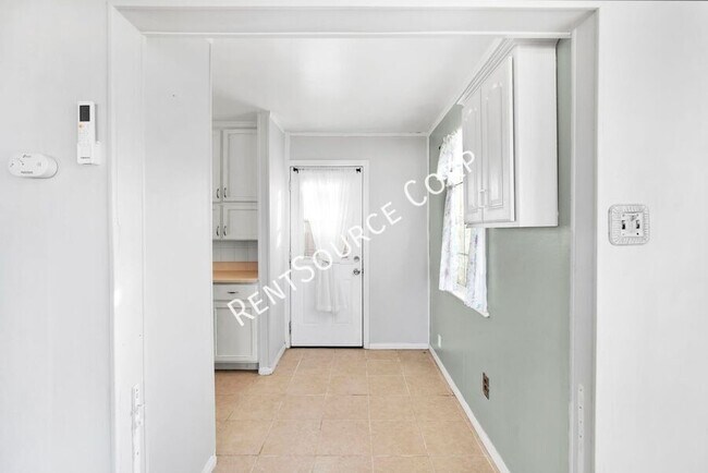 Building Photo - 1040 Flora St