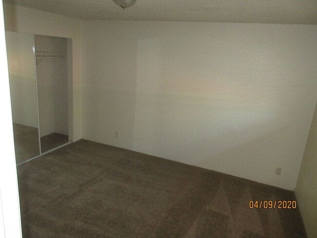 Building Photo - (905) Draper Apartments - 3 Bed / 1.5 Bath...