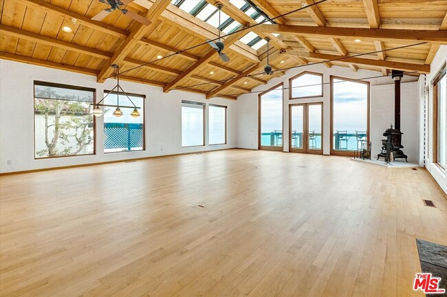 Building Photo - 3916 Rambla Orienta