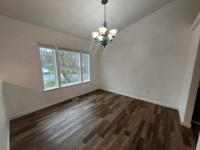 Building Photo - 4 bedroom 2.75 bath, Huge Fenced Yard with Landscaping Included!!