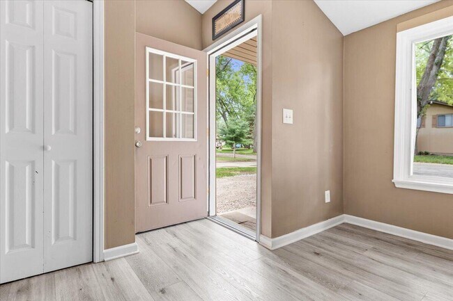Building Photo - 9535 Listeria St