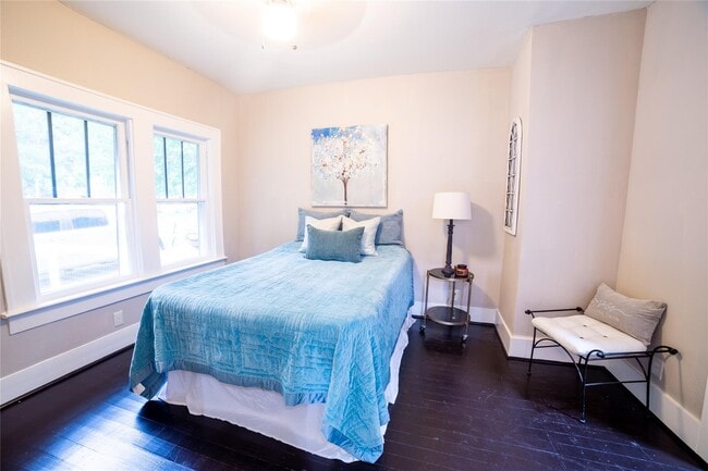 Building Photo - 420 N Live Oak St