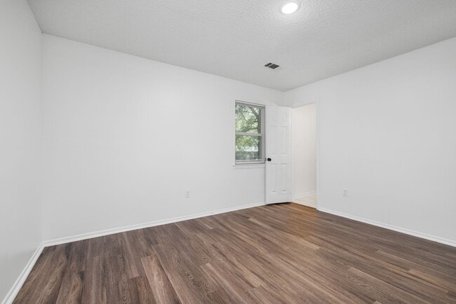 Building Photo - 3 bedroom, 2 bath recently updated in Horn...