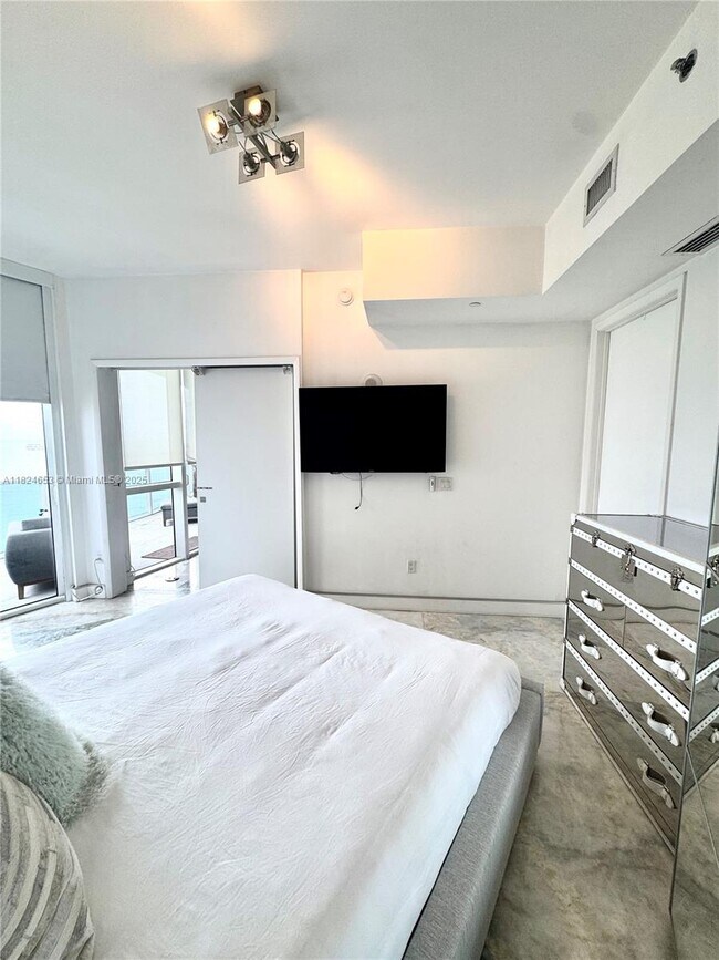 Building Photo - 16001 Collins Ave