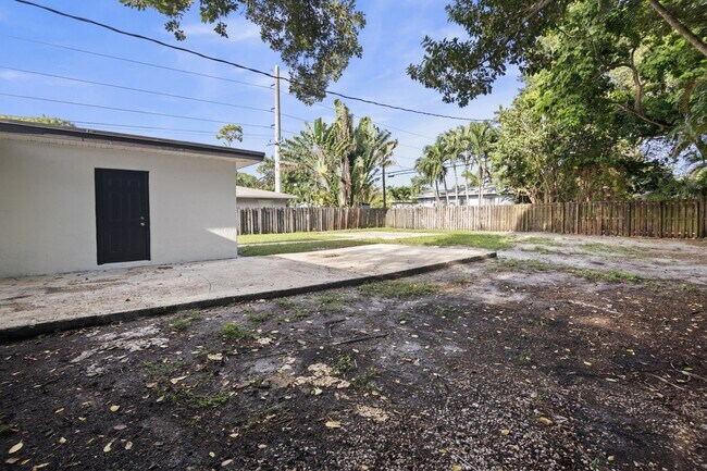 Building Photo - 1140 NW 3rd Ave