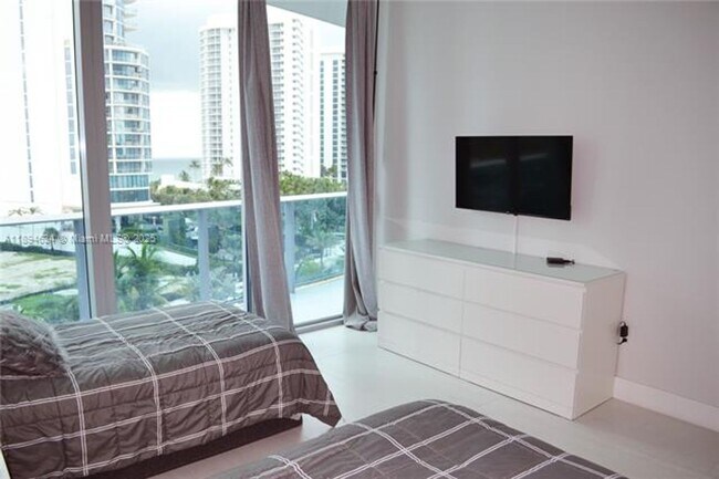 Building Photo - 17550 Collins Ave