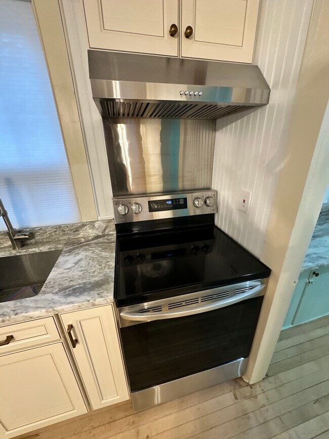 Building Photo - 537 Main St