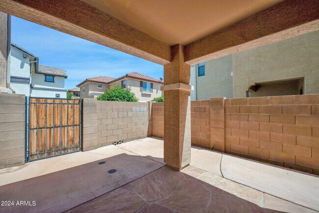 Building Photo - 2532 E Vermont Dr