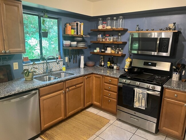 Building Photo - Super cute 3 bedroom 2 bath in NW Miram Manor