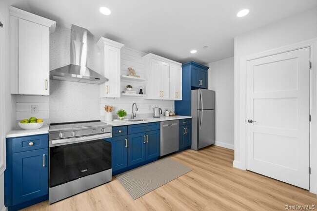 Building Photo - 584 Main St