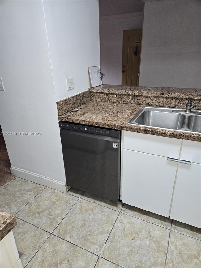 Building Photo - 1265 SW 46th Ave