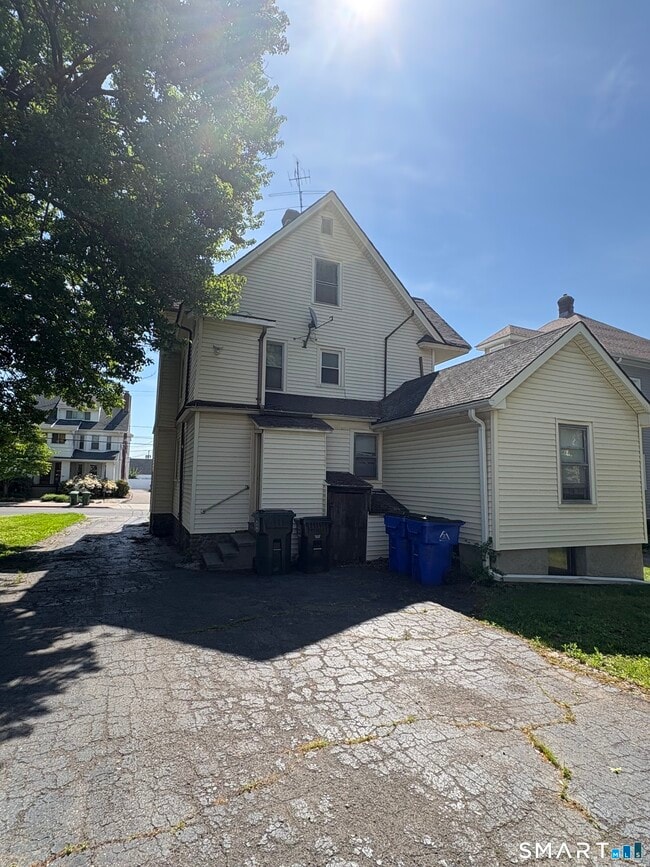 Building Photo - 225 Whiting Ln