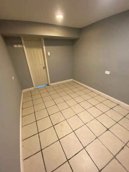 Basement room - 1814 W Pershing Rd