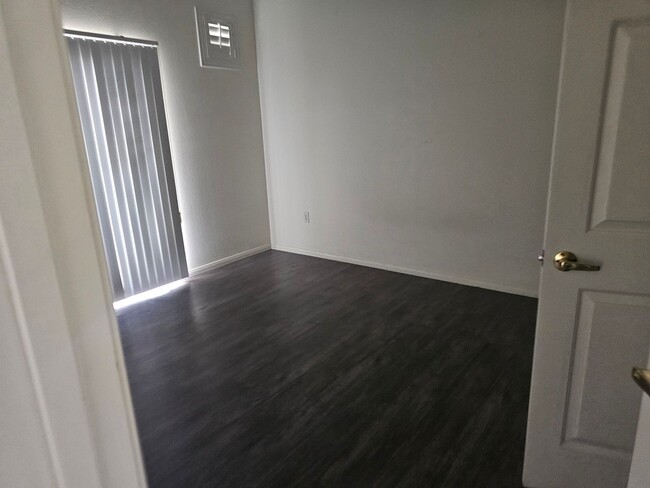 Building Photo - 2 Bedroom Townhome for Rent
