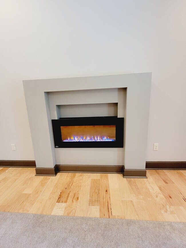 Building Photo - Spacious & Unique in Twin Oaks, Southwest ...