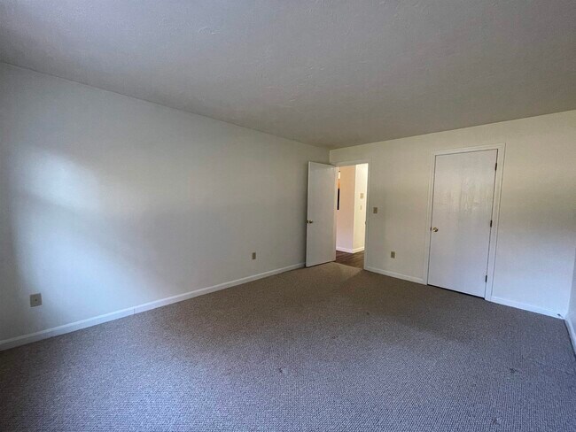 Building Photo - 383 Huse Rd
