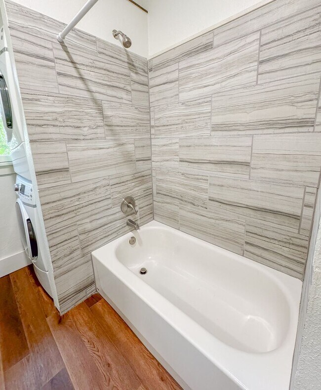 Building Photo - 2 BED/ 2 BATH SINGLE FAMILY HOME