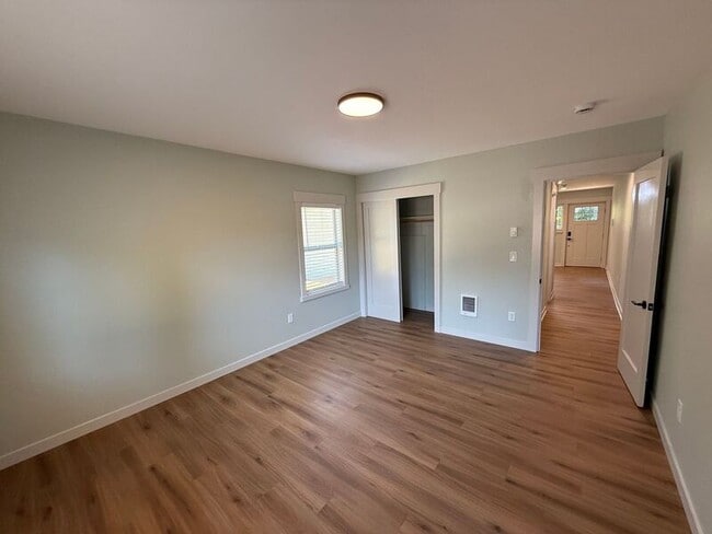 Building Photo - 805 Boxwood Ln SE