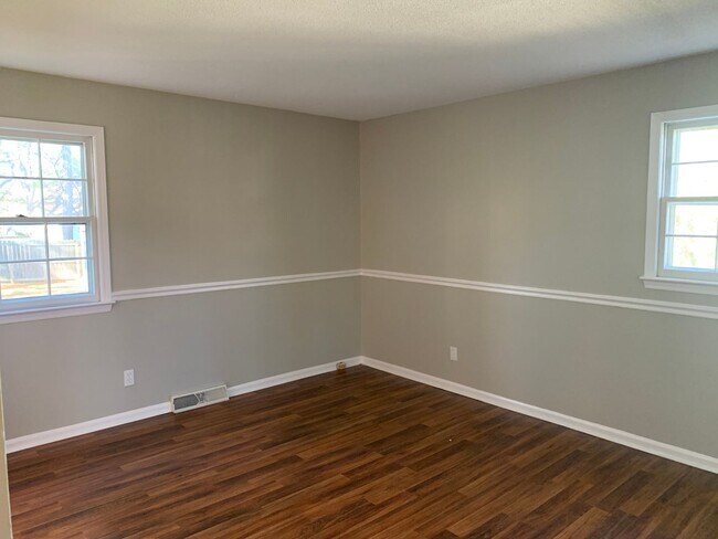 Building Photo - Updated 3 Bedroom Located Off Jefferson Rd - Lawncare Included!