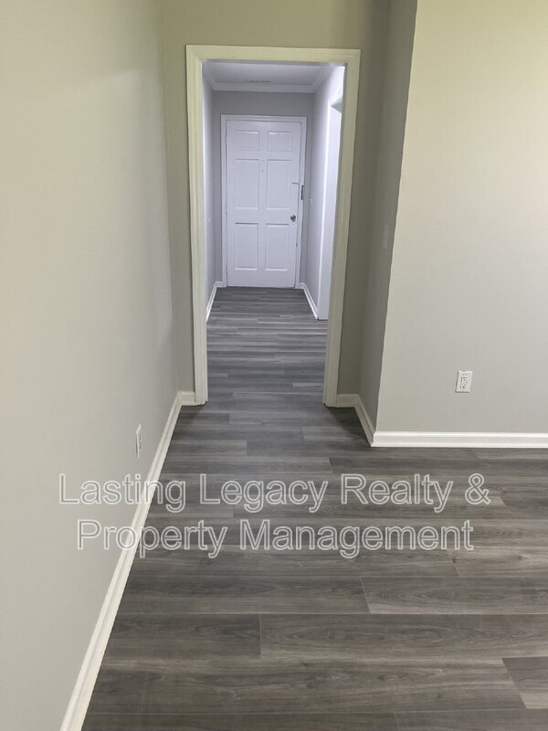 Building Photo - 4749 Eastwin Dr