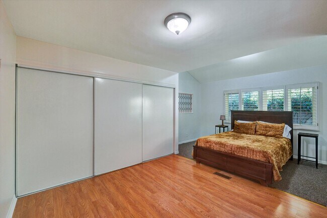 Building Photo - 5-Bedroom Home in Desirable Friendly Hills...