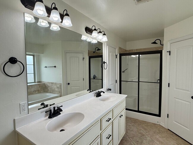 Building Photo - Inviting 3 Bed 2 Bath in Deer Creek Neighborhood