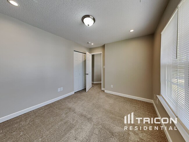 Building Photo - 4424 River Edge Dr