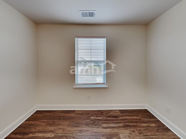 Building Photo - 3005 Lucky Ln