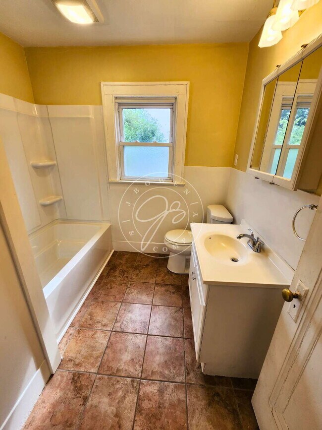 Building Photo - Charming 3-Bedroom Home with Spacious Rooms, Garage & Appliances Included!