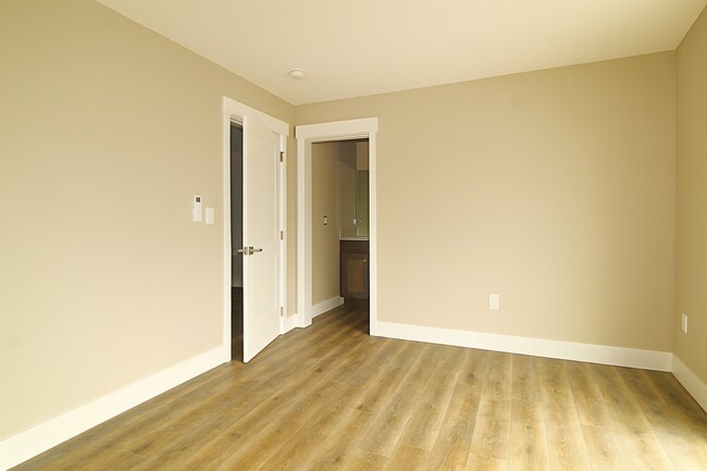 Building Photo - Your Bend Retreat: Spacious End Unit Townh...
