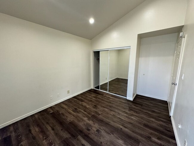 Building Photo - 4 Bedroom Home