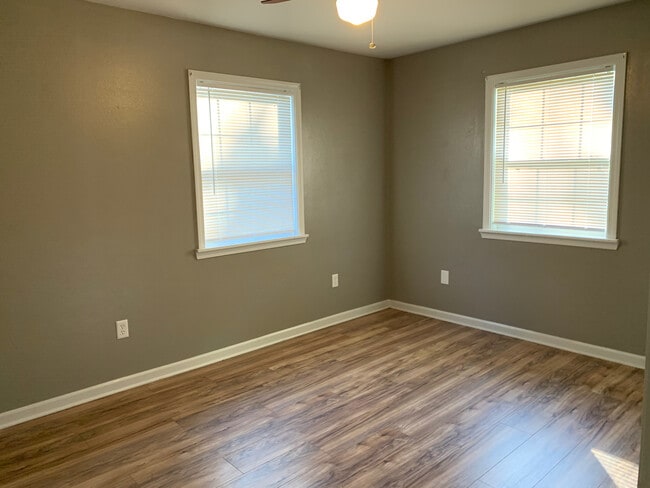 Building Photo - 501 N Pecan St
