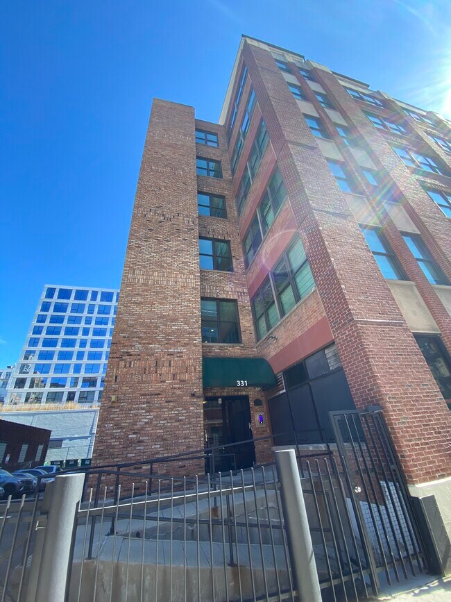 Primary Photo - 331 S Green St