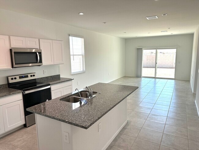 Building Photo - Gorgeous NEWER 4 bedroom 2 bath home in Carlton
