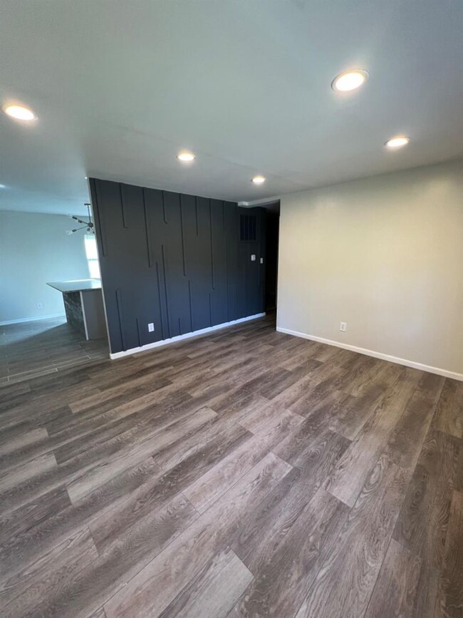 Building Photo - Home Short Drive to the Beach! MOVE IN SPE...