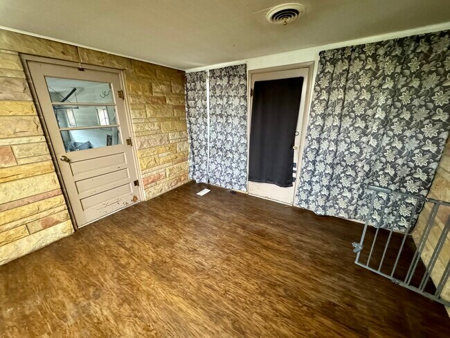 Building Photo - 200 E Glendora Dr