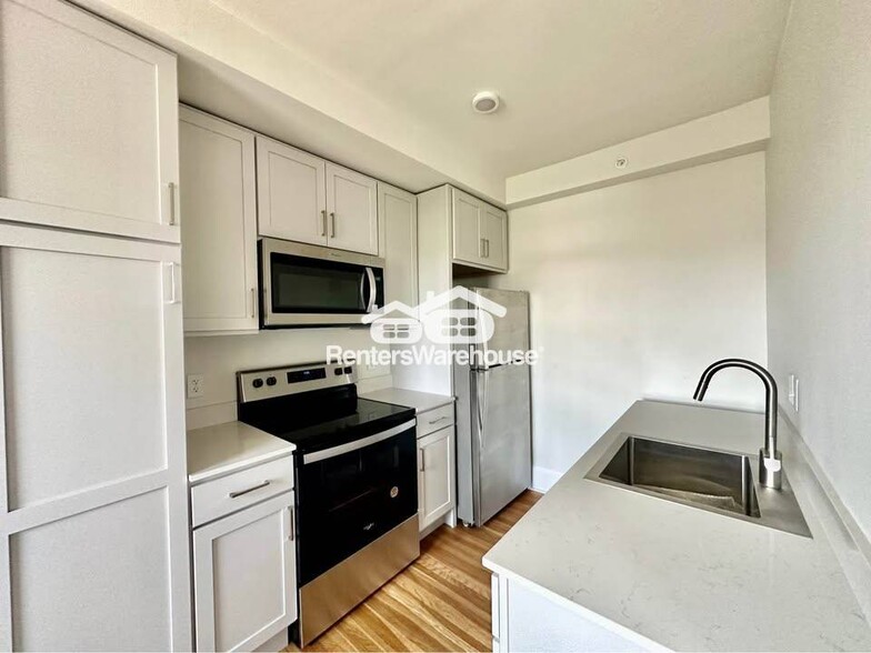 Building Photo - 2305 Grand Ave